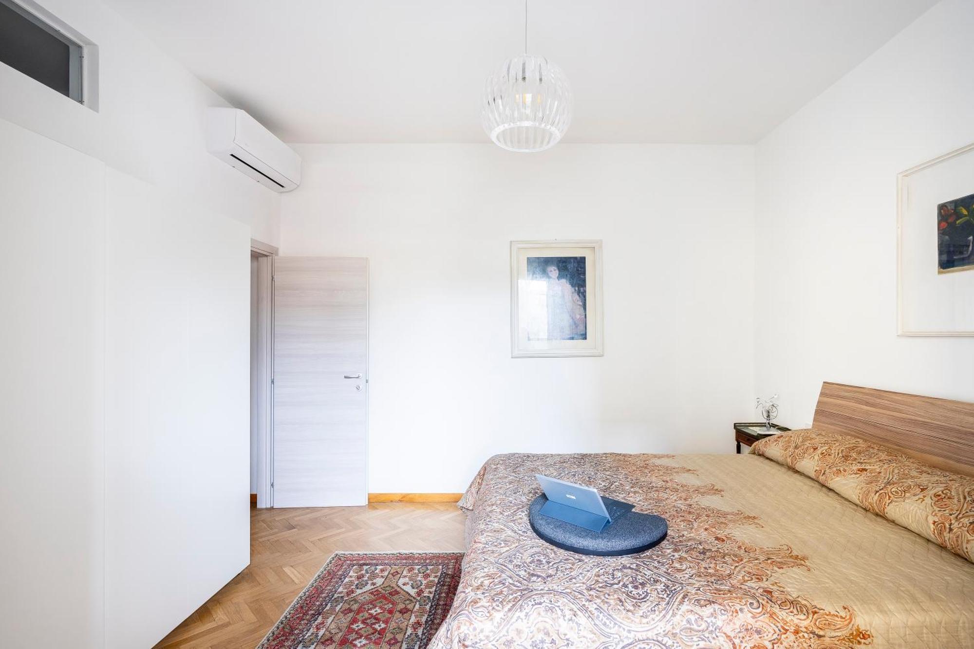 Flat Moon Over Florence Terrace And Free Parking ภายนอก รูปภาพ